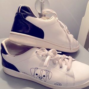 White leather ED sneakers with bulldog. Sz 10.